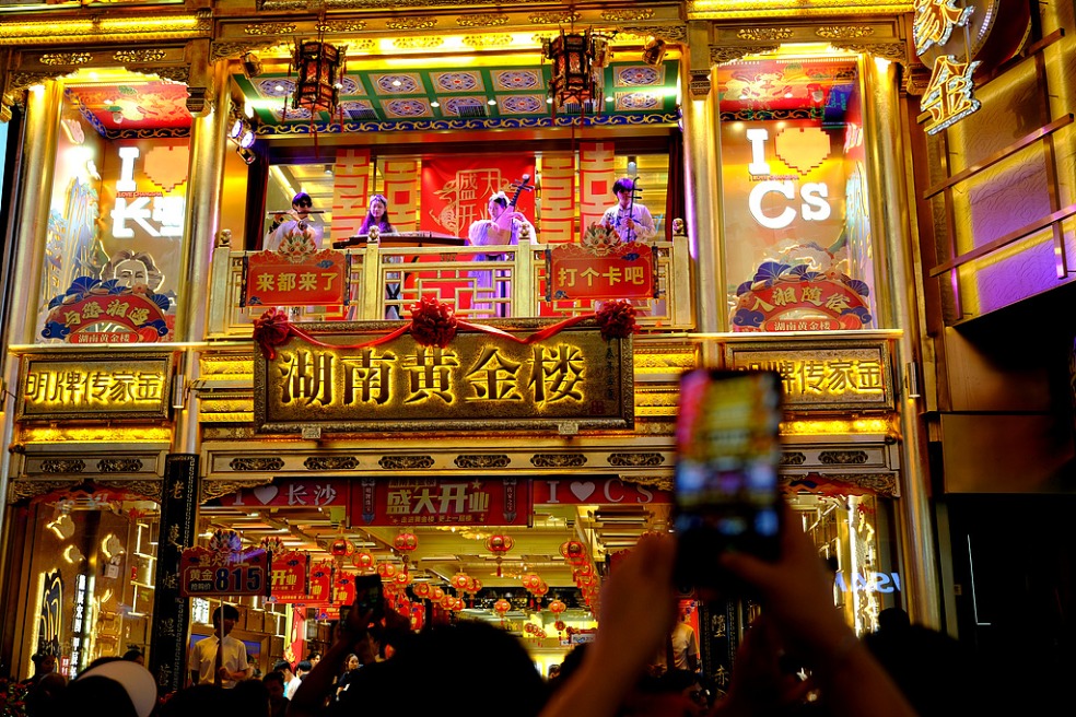 Scorching heat fuels China's nighttime tourism